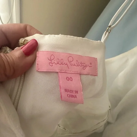 This gorgeous 00 Lilly Pulitzer dress is a showstopper - Picture 3 of 5